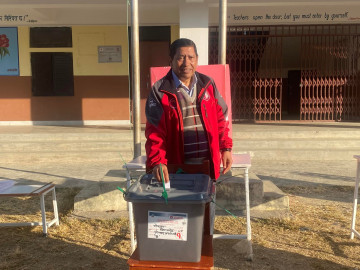 गोरखा पुगेर नारायणकाजी श्रेष्ठले गरे मतदान 